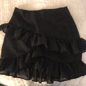 Kjol - Säljer denna snygga kjol från bikbok! Den är som ny🧚🏼 buda!