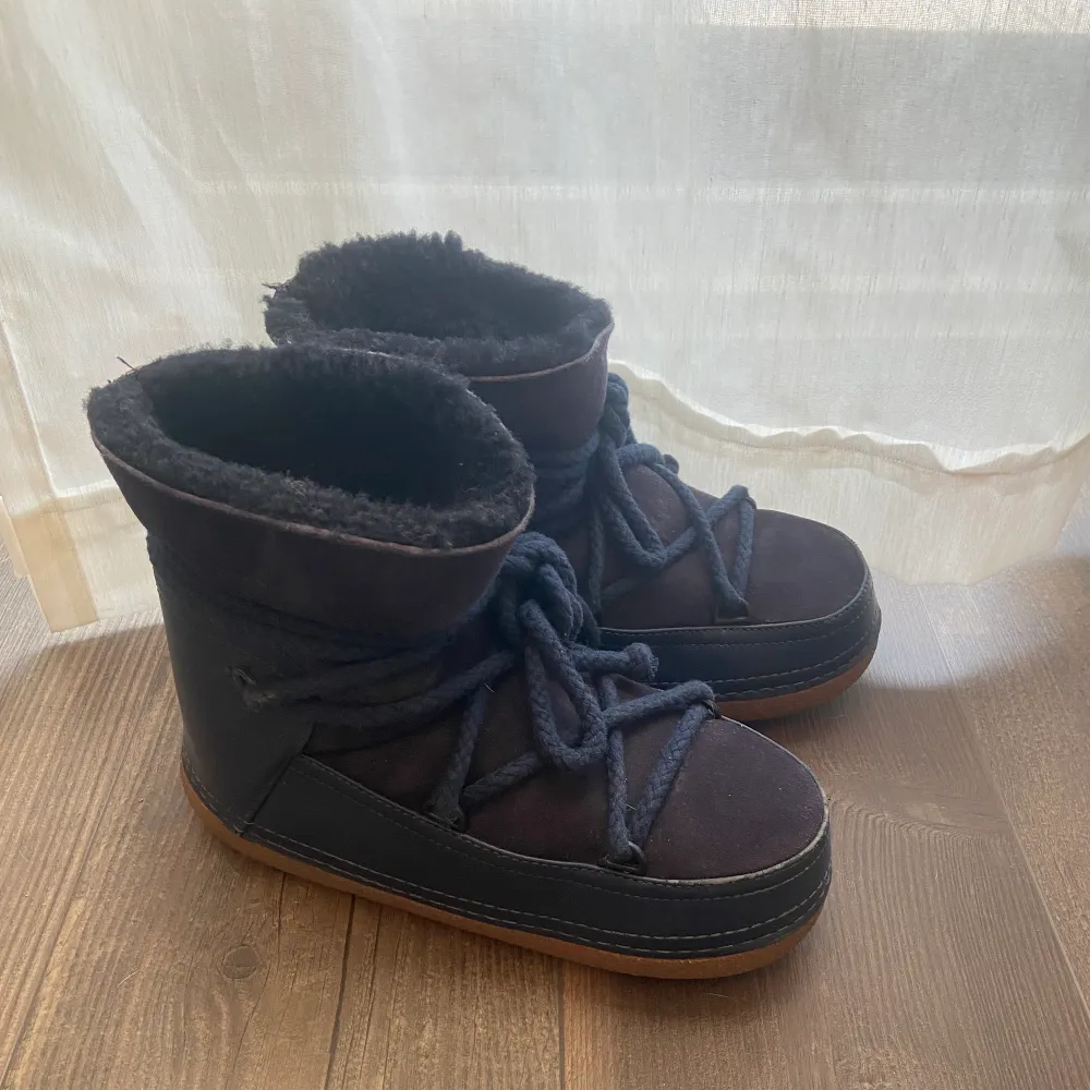 Inuikii boots inköpta på NK i Stockholm i fjol. Köpte för 3000. Knappt använda men har några små slitningar men det är ingenting som märks. Storlek 39 men passar även 38. . Skor.