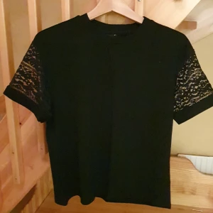 Tshirt gina tricot - Superfin tshirt från gina tricot med fina ärmar! Använd 1 gång, strl M, men ganska så liten I storleken skulle jag säga. 