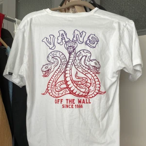 vans tshirt - oversize tshirt från vans med jättesnyggt mönster på baksidan, orginialpris 349kr knappt använd 🤎 22kr frakt