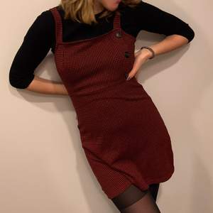 Skitsnygg rödrutig klänning från pull&bear :) möts upp i sthlm eller leverans då du står för frakten. Storlek L men väldigt tight skulle snarare säga M