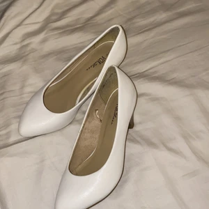 Vita Voxs klackskor  - Vita klackskor med smal trä klack. Aldrig använt. 