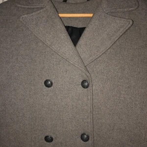 Rak grå kappa - Säljer min grå snygga vinterkappa från Zara som tyvärr blivit för liten. Kappan är rak i passformen och sitter snyggt. Storlek S. Priset går att diskutera om du är intresserad:))