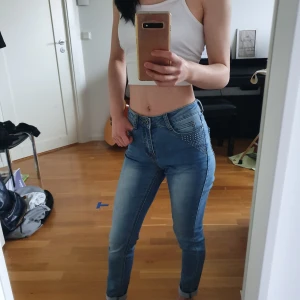 Jeans 💙🍯 - Jeans från Honey B.Blue💙🍯. Jätte stretchiga och sköna! Är också bra i skicket🥰 