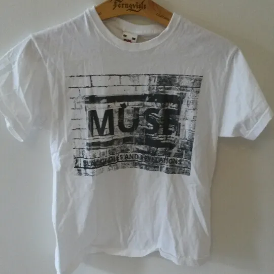 MUSE-topp från punkt shop, det står ingen storlek men jag uppskattar den till small eller medium. Aldrig använd.. T-shirts.