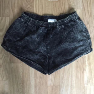  - Stentvättade svart jeansshorts från American Apparel  strl M. Fint skick. 