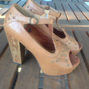  - Skitsnygga klackskor, använda en gång, säljs pga har aldrig på mig höga klackar
