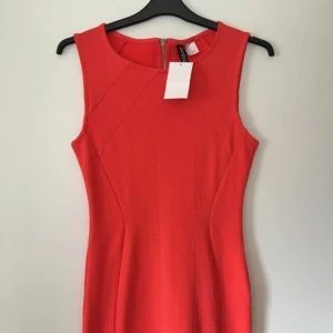  - Klänning från H&M aldrig använt prislappen kvar, supersnygg passform 