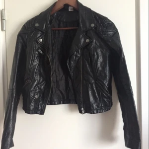  - Skinnjacka från H&M. Använd fåtal gånger.