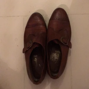  - Läderskor i bra skick. 