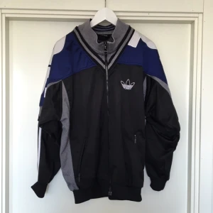  - Retro secondhand wcttröja från Adidas! I mkt fint skick!!! Passar alla!! Eventuell frakt betalas av köparen👌🏼✨💖