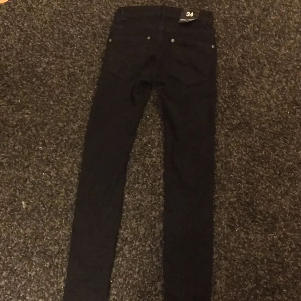 Svarta jeans i stuprörs modell, snygga fickor med dragkedjor framtill. St: 34
Nya med lapp kvar. Jeans & Byxor.