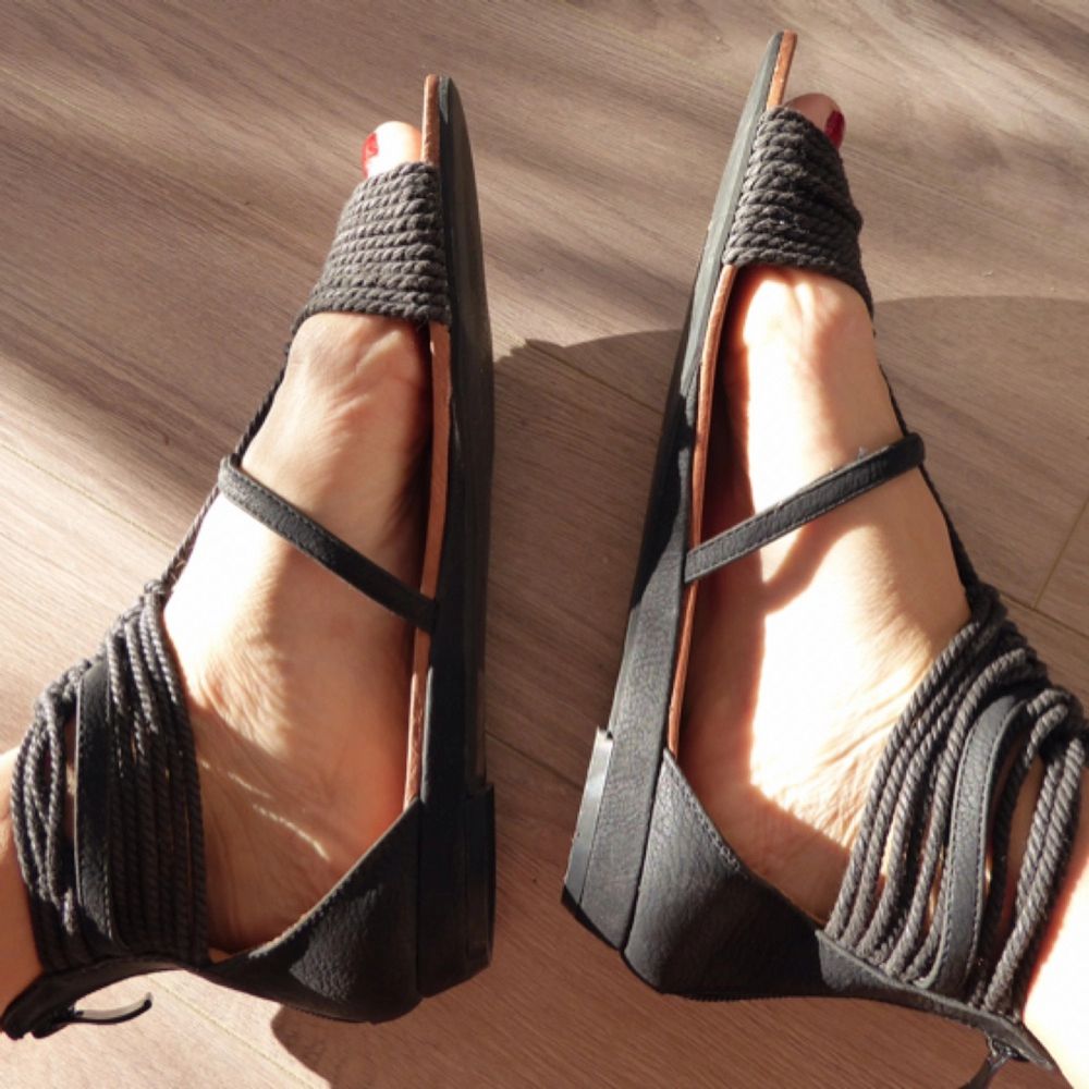 Sandaler från din sko, aldrig använda. Ordinarie pris 350, säljes för 200 kr. Möter gärna upp för köp, alternativt skickar.. Skor.