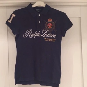  - Säljer min mörkblåa Ralph Lauren Polo piké i strl XS. Köpt i USA för några år sedan men knappt använd. 