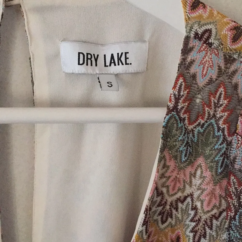 Missoni inspirerad klänning från Dry Lake, aldrig använd! 

Möts gärna upp annars står köparen för frakt . Klänningar.