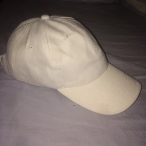  - Snygg vit keps! Säljer även en rosa o en svart likadan 