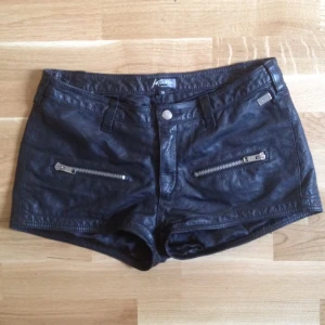  - Svarta Jofama by Kenza shorts. Säljes pga flytt. Använda ca 4 gånger. Billigare vid snabb affär & upphämtning i Brandbergen. Kan även skickas. 