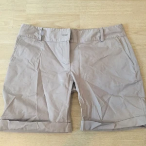  - Gråa shorts i storlek 38