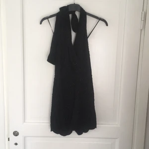  - Byxdress från Bikbok Storlek XS Pärlbroderad, halterneckmodell, öppen i ryggen Oanvänd, prislapp samt extrapärlor finns kvar Köparen står för ev fraktkostnad 