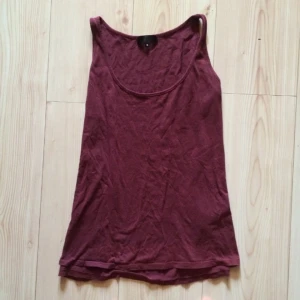  - ett vinrött linne i storlek s

kan lämnas i örebro, askersund eller hallsberg, annars pris+frakt!

säljer den pga att jag har för mycket kläder i garderoben och den kommer helt änkelt inte till användning längre! 

