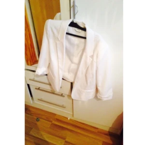  - kavaj från Gina trecot, i storlek 38 (normal i storleken) 