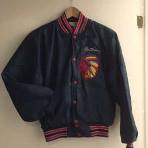  - Blå baseball jacka för university laget Pique. Inköpt i USA. Fint skick