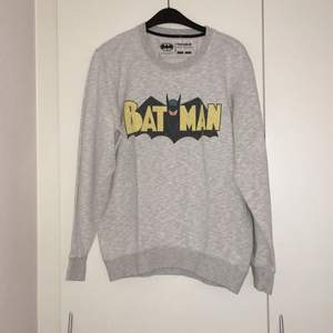 Pull & Bear sweatshirt med Batman motiv i XL, den är inte så stor som en XL brukar vara, den är ungefär i strlk M.