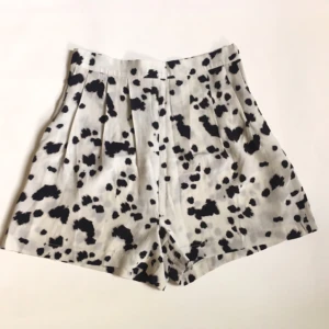  - 🔘Favvo's🔘 
Shorts i 100% silk, som nyskick, dragkedja samt hake på sidan.

Frakt tillkommer eller så kan jag mötas upp i Sthlm. 
Skriv för frågor/intresse!