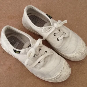  - Palladium sneakers. Bra skick men smutsiga.