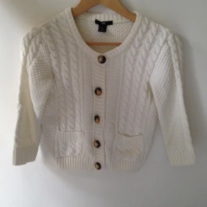  - H&M, vit/créme kort kofta med trekvarts ärmar  Använd två gånger 