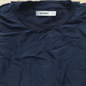  - Fin svart T-shirt från Whyred. Silke på framsidan och bomull i ärmarna och hela baksidan. Storlek XS (herr) men passar mig som är XS/S