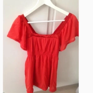  - Röd/orange topp i storlek XS/S. Sparsamt använd 