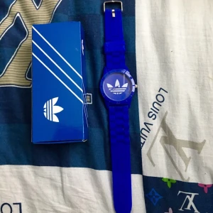  - Helt ny dark blå adidas klocka med extra batteri 