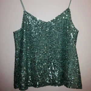  - Säljer mitt gröna paljett linne från BikBok.  Aldrig använt!  