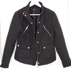  - ♡ SVART QUILTAD JACKA FRÅN GINATRICOT. STORLEK 36. 150KR
