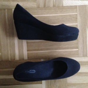  - Skor från dinsko. Stl 36. Knappt använd. Svart