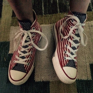  - Fina äkta converse. Oanvända. Lite lite missfärgade inuti skon. Storlek 4 (converse-storlek eller vad det kallas) Säljer för 200 kr då de är försmå.