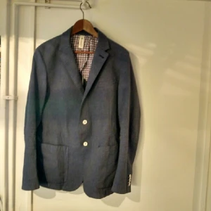  - TABACCI The brand of cool fabrics.  4200 kr on nk.  Three pockets on The outside, five in The inside,  small and big ones,  secret and unsecret.  Been used as a drugmule STHLM - LND. Now retired and for sale. located in sthlm.