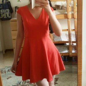  - Jätte fint klänning. Ser mycket bättre ut på verkligheten. Köpt här från plick. Aldrig använt. Säljer p.g.a för kort för mig. Jag inte bär korta klänningar. 