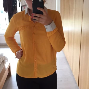  - Solgul blus/skjorta med vita detaljer, från Monki 