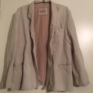  - Ljusbeige jacka i linnetyg. I stl M. Jag kan mötas upp i Stockholm och Dalarna