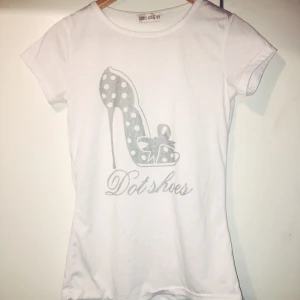  - Snygg t shirt från sydkorean.
Frakt 50
Swish eller mötas upp i Strängnäs.