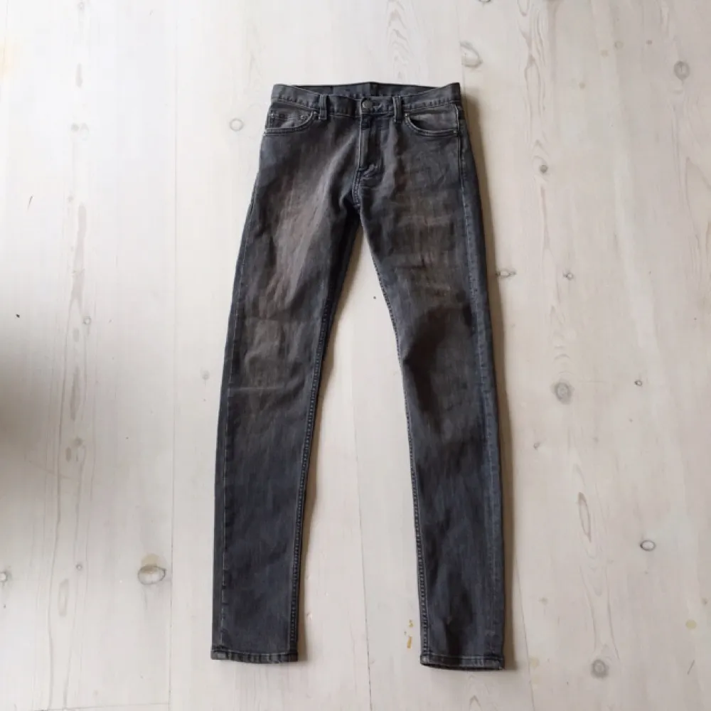 Mörkgrå jeans med smala ben och normalhög midja. Från Weekday MTWTFSS. Passar till det mesta. Storlek W26 L32.. Jeans & Byxor.