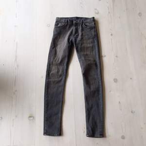 Mörkgrå jeans med smala ben och normalhög midja. Från Weekday MTWTFSS. Passar till det mesta. Storlek W26 L32.