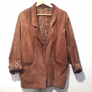  - Skitsnygg mockajacka! Lite oversize-fit.
Mjuk mocka i gott skick trots kärleksfullt använd. Köptes vintage. Har en liten fläck på ryggen. Innertyget har lossnat vid ena axeln och i ena fickan. Men det kan lätt fixas/syns inte. Säljer den för att den fått för lite kärlek på senaste. Adoptera min bästa vår/sommar/höst-jacka!