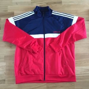  - Så snygg och retro ziptröja från Adidas!!!! Bästa färgkombinationen!!!✌🏼️🙌🏼❣❣❤️❤️ i jättefint skick, snyggast på oversize✌🏼️✌🏼unisexmodell

Eventuell frakt betalas av köparen!😙