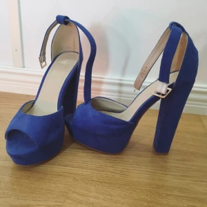  - Säljer dessa snygga skor från Nelly då dom var för stora olyckligtvis. Använt dessa en gång sen gick det inte mer för jag tappade dom bara. Får överge dessa snyggingar till någon ny lycklig ägare. Nypris 399
