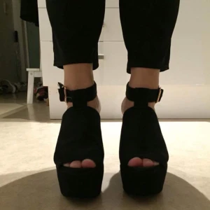  - Svarta högklackade skor från Din Sko. Varsamt använda. Klackhöjd ca 12-15 cm med hög platå! Supersköna! Köparen står för frakten.