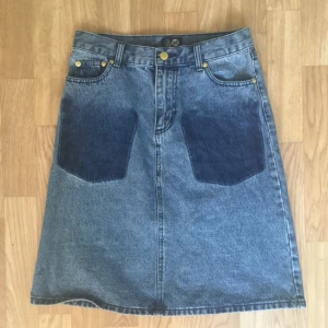  - Jeanskjol från weekday strl XS men passar även S.
Inga fickor bak. Fint skick.
