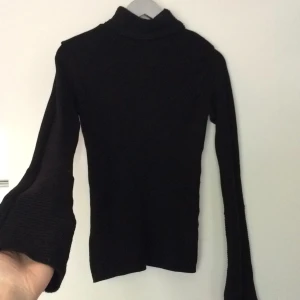  - Fin ovanlig tröja, randigt svart hög krage & ärmar. Märke Vibe.
